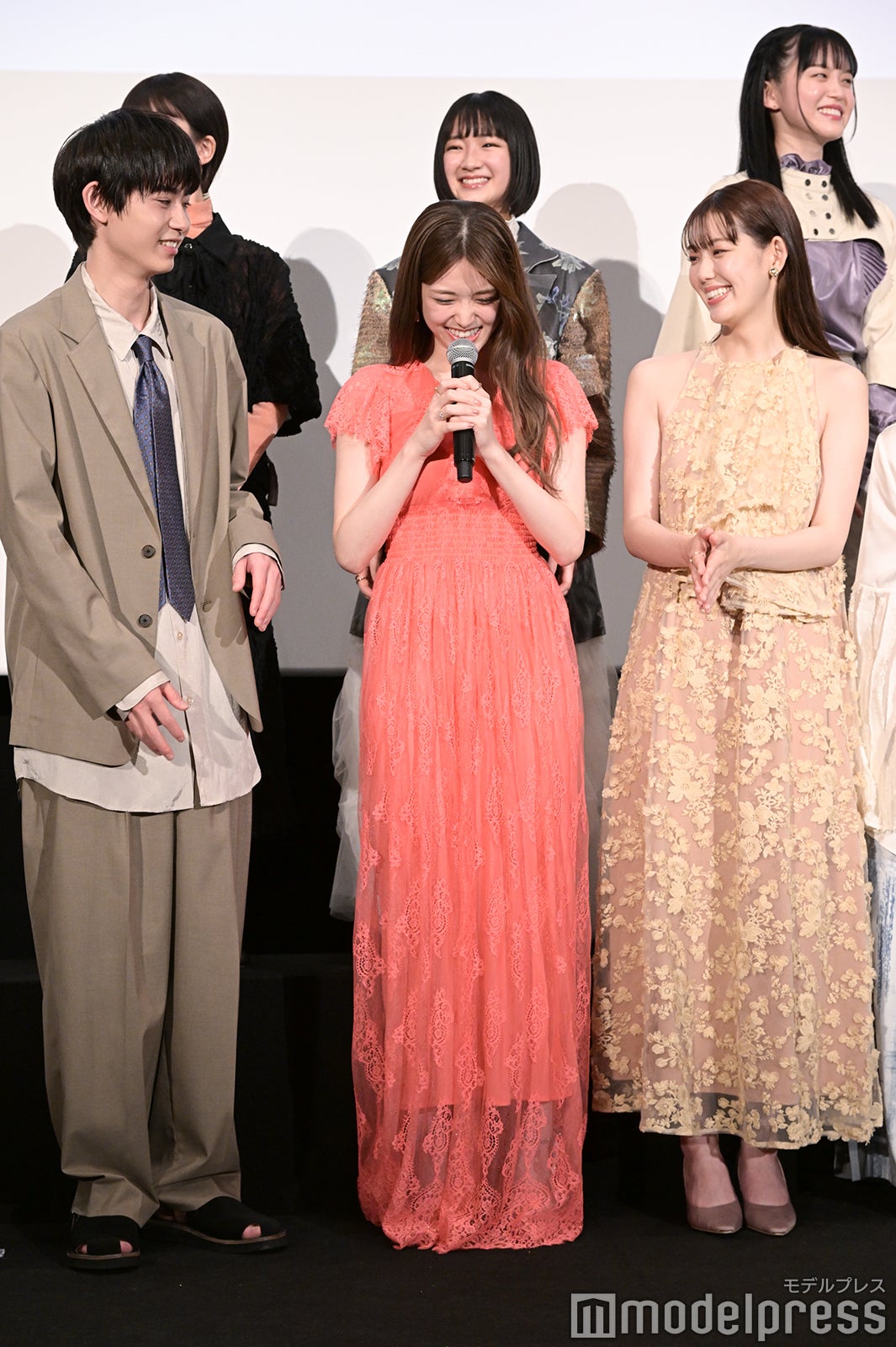 （前列左から）豊田裕大、松村沙友理、中村里帆（後列左から）伊礼姫奈、和田美羽（C）モデルプレス