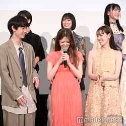 （前列左から）豊田裕大、松村沙友理、中村里帆（後列左から）伊礼姫奈、和田美羽（C）モデルプレス