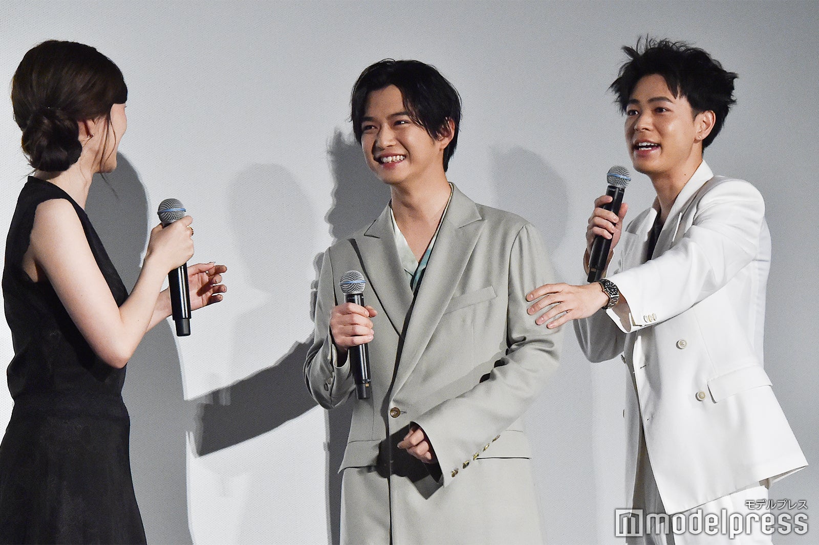 白石麻衣がつけているダイヤのアクセサリーを見て「玉が2つある」と言い千葉雄大に怒られる成田凌 （C）モデルプレス