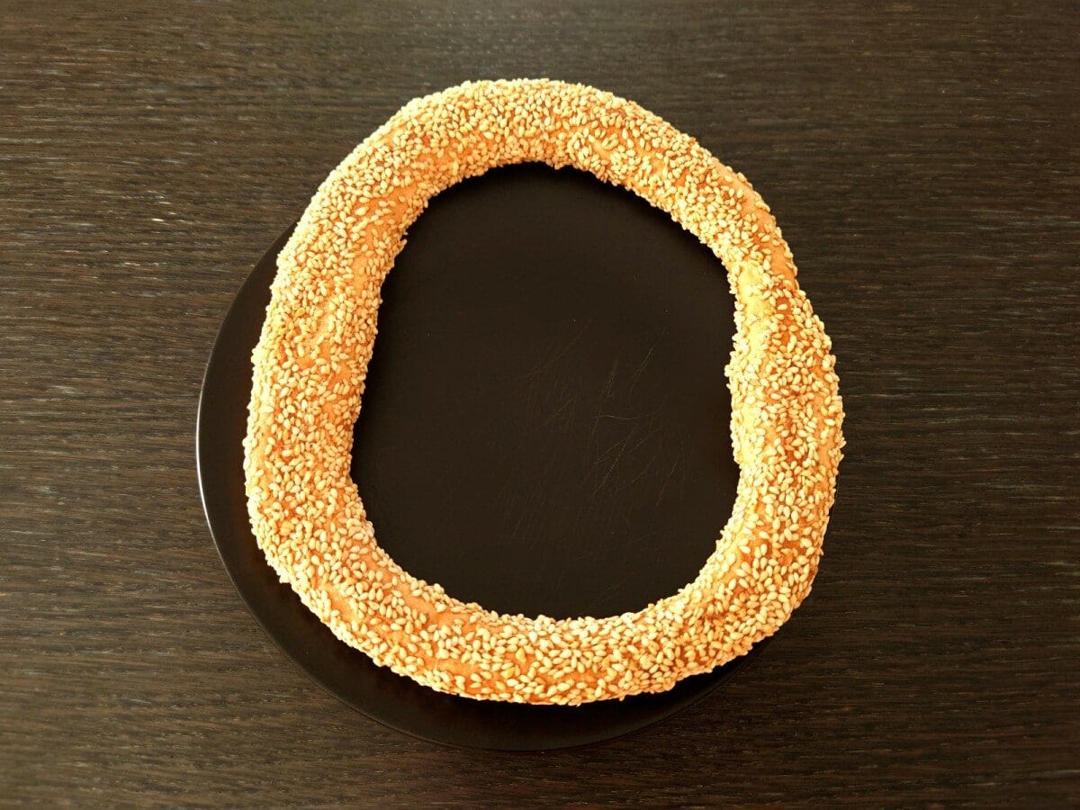 ゴマをたっぷりまぶした大きなリング形のパン「クルーリ」