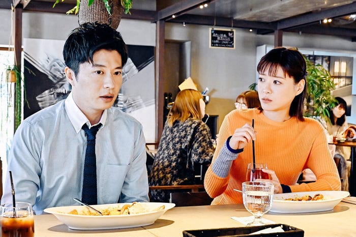 田中圭、上野樹里/「持続可能な恋ですか?~父と娘の結婚行進曲~」第2話より(C)TBS