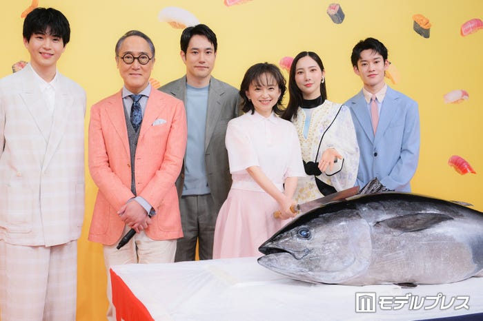 (左から)中沢元紀、佐野史郎、永作博美、松山ケンイチ、ファーストサマーウイカ、山時聡真(C)モデルプレス