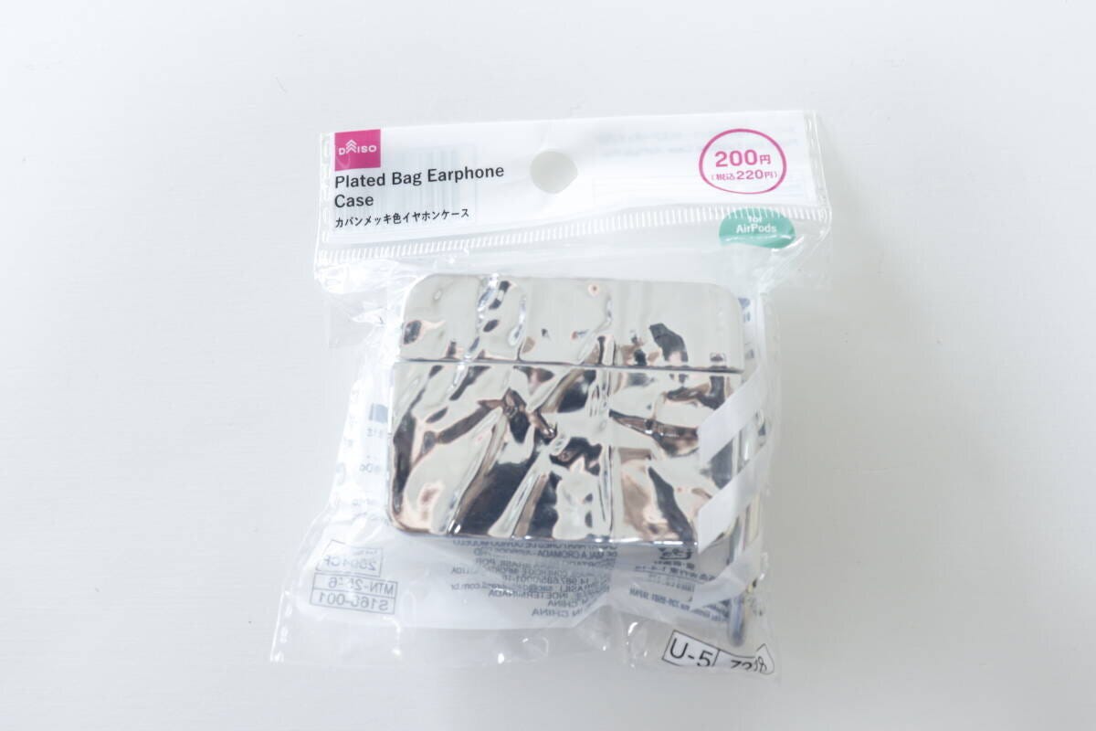 「カバンメッキ色イヤホンケース」と書かれたダイソー商品のパッケージ 「カバンメッキ色イヤホンケース」と書かれたダイソー商品のパッケージ