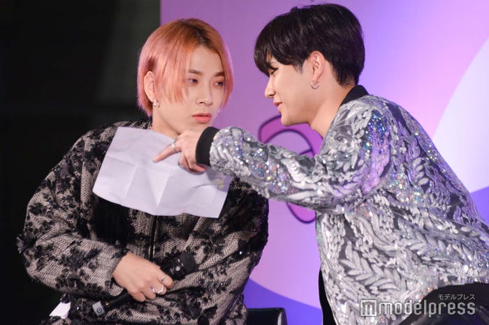 なにやら打ち合わせをする本田康祐、中川勝就 (C)モデルプレス