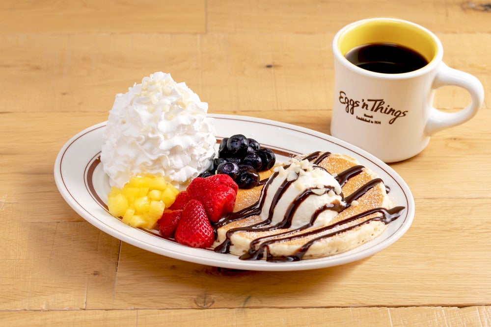 フルーツ３種のパンケーキサンデー1,200円（税別）／画像提供：Eggs’n Things Japan