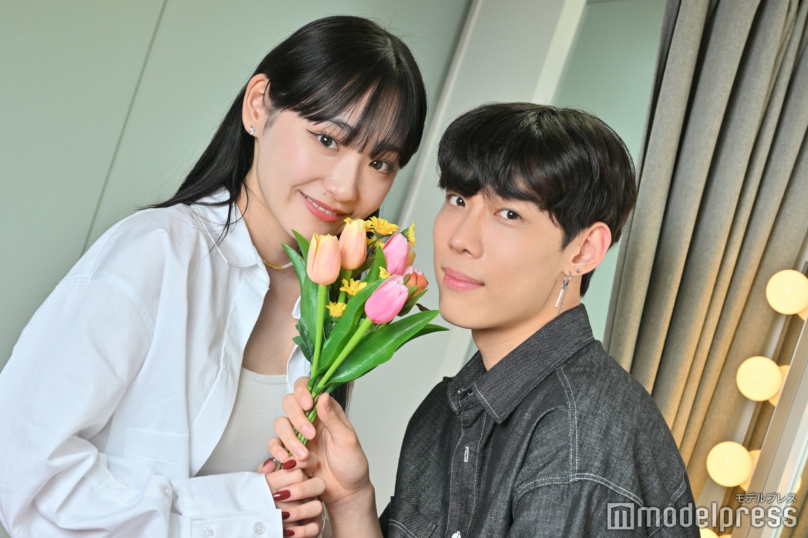 花束を2人で仲良く持つ永井愛実、ロビン（C）モデルプレス