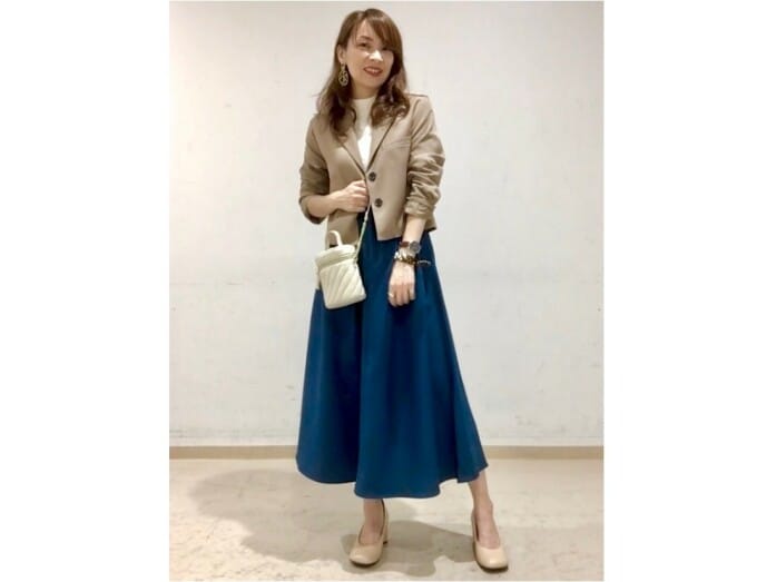 腰の位置が高く見えるハイウエストスカートで自然にスタイルアップ　出典：StyleHint