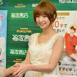 ファンと握手する篠田麻里子