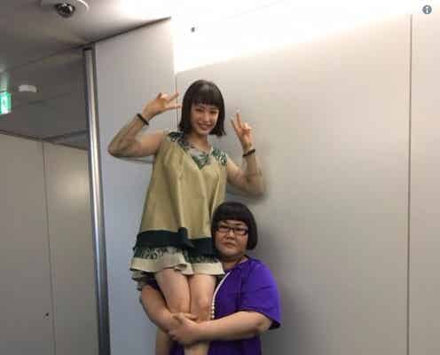 広瀬すず、美脚全開でメイプル安藤なつに“肩乗り”「髪型似ててカワイイ」「癒される」と反響