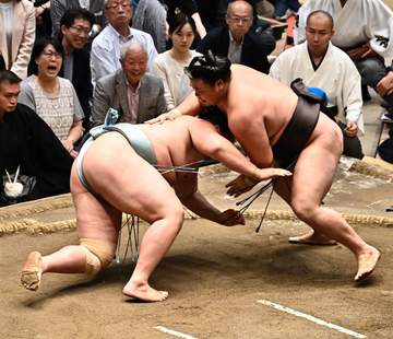 大関霧島、琴栄峰が2敗キープでトップ並走 霧島は琴勝峰をはたき込みで下す 翔猿は3敗後退