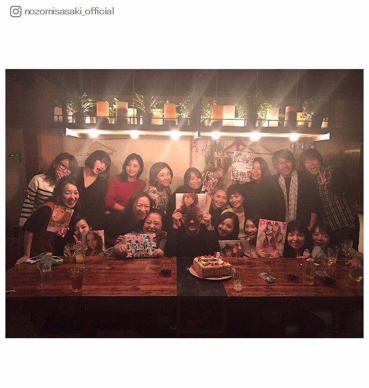 雑誌「PINKY」スタッフから祝福を受ける佐々木希／Instagramより