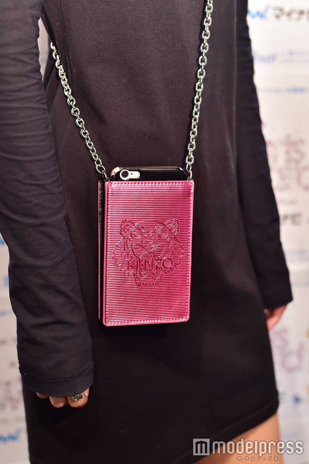 「iPhoneはケースに入れて肩からかけています」（C）モデルプレス