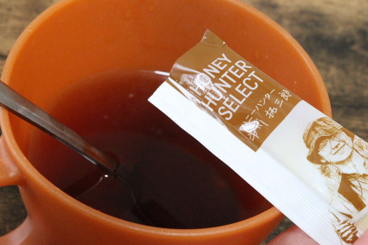 ダイソーのあかしあ蜂蜜を紅茶に入れる