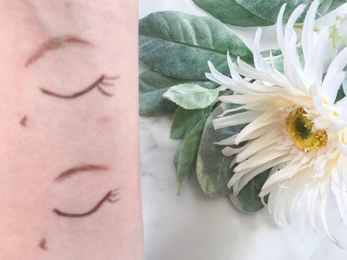 眉頭は目頭よりもやや内側に