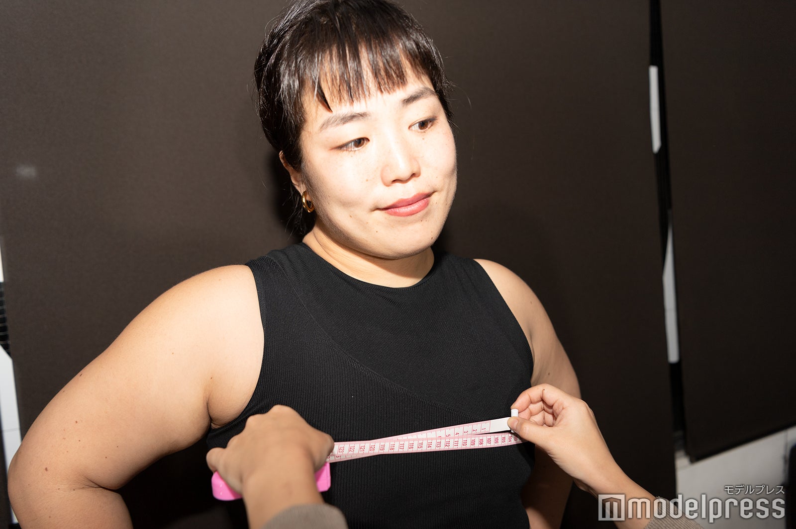 スリーサイズ測定中（C）モデルプレス