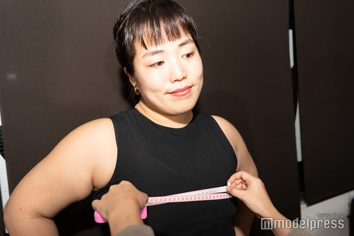 スリーサイズ測定中(C)モデルプレス