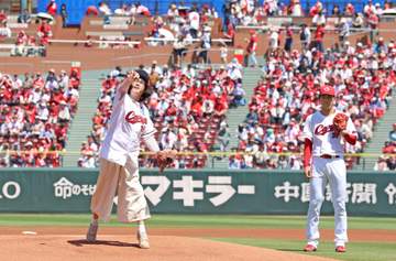 広島で異例の“母子リレー”が実現！赤木の母・恵美さんが始球式→直後に赤木がプロ初先発 ネット裏には大家族の姿も スタンドから温かい拍手
