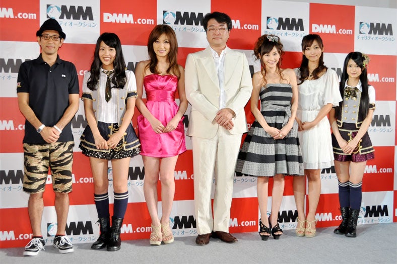 左から：柴田英嗣、桑原みずき、熊田曜子、松栄立也社長、杉原杏璃、吉木りさ、小木曽汐莉