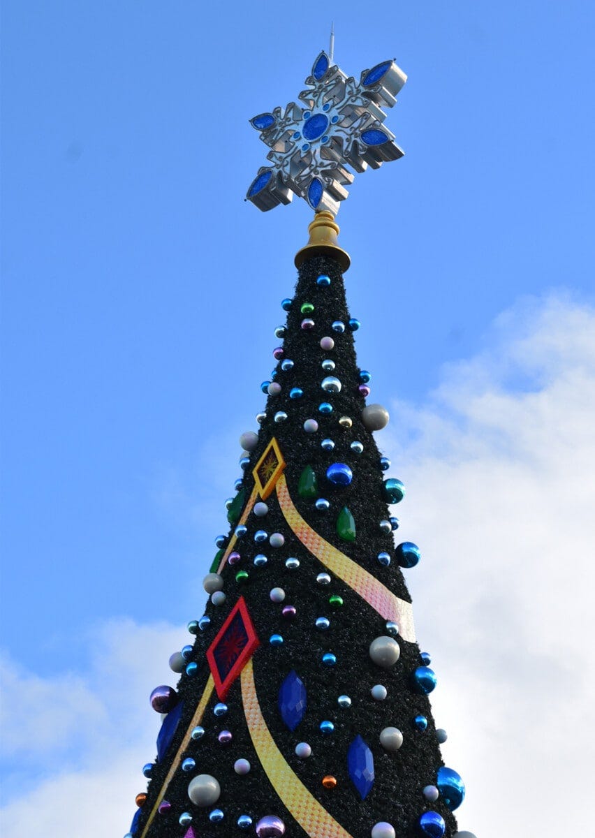 昼のツリー。新しくなったダイヤモンドシェイプのオーナメントなどに注目
