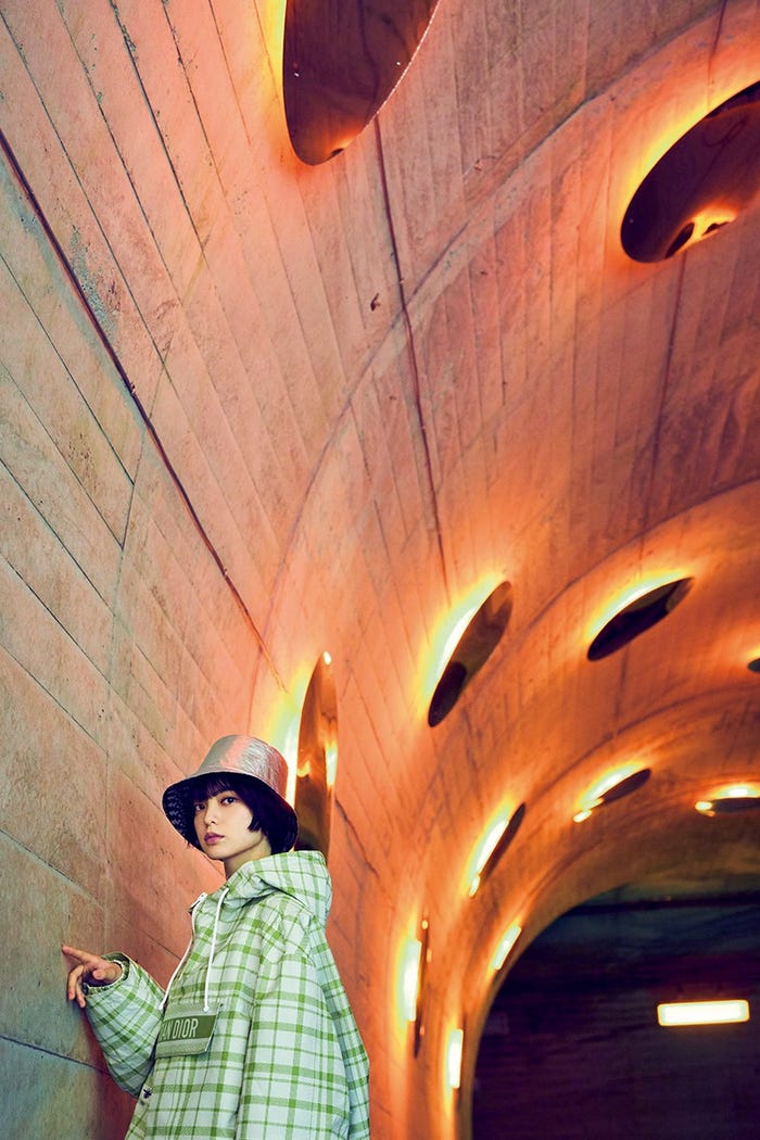 平手友梨奈「Casa BRUTUS」2021年9月号 photo/神藤 剛(C)マガジンハウス_マ・ヤンソン/MADアーキテクツ<Tunnel of Light>