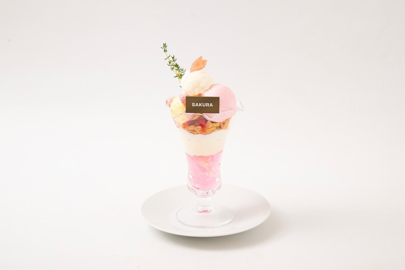 SAKURA Cheese Parfait税込1,990円（C）SOURCE MUSIC &amp; HYBE．All Rights Reserved．