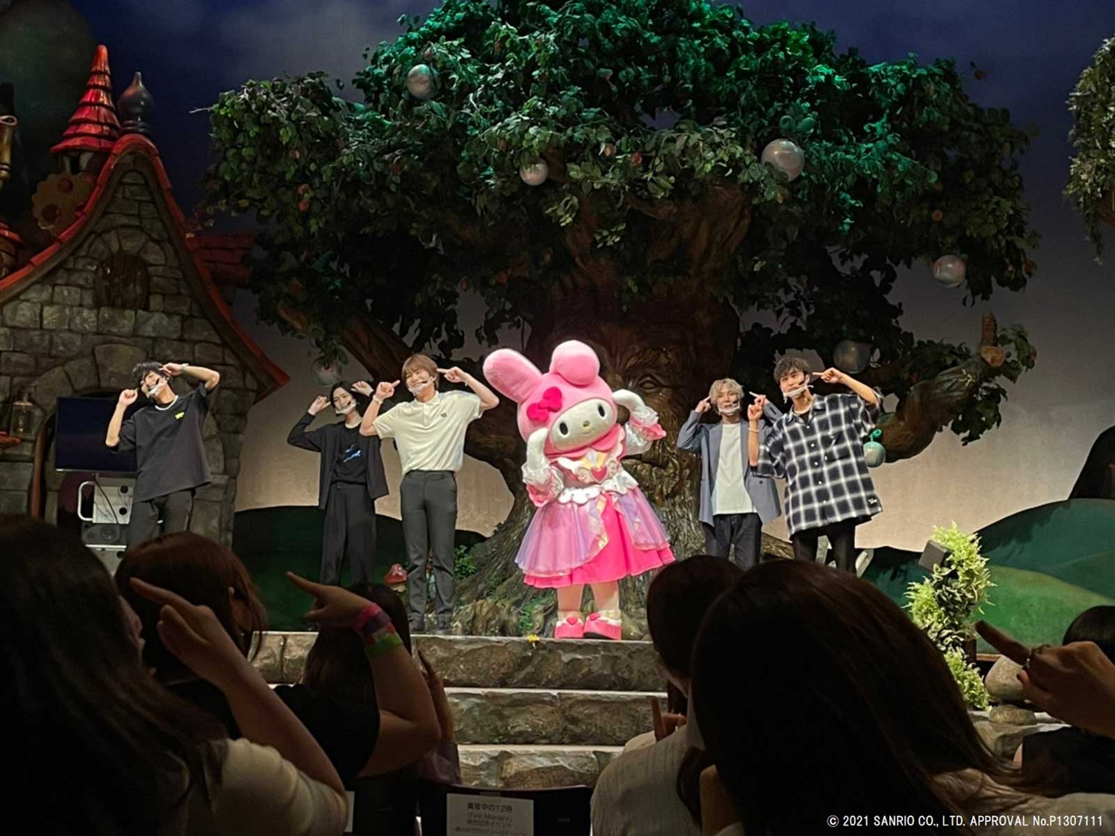 マイメロディと「愛しか勝たん」を披露する真夜中の12時 （提供写真）