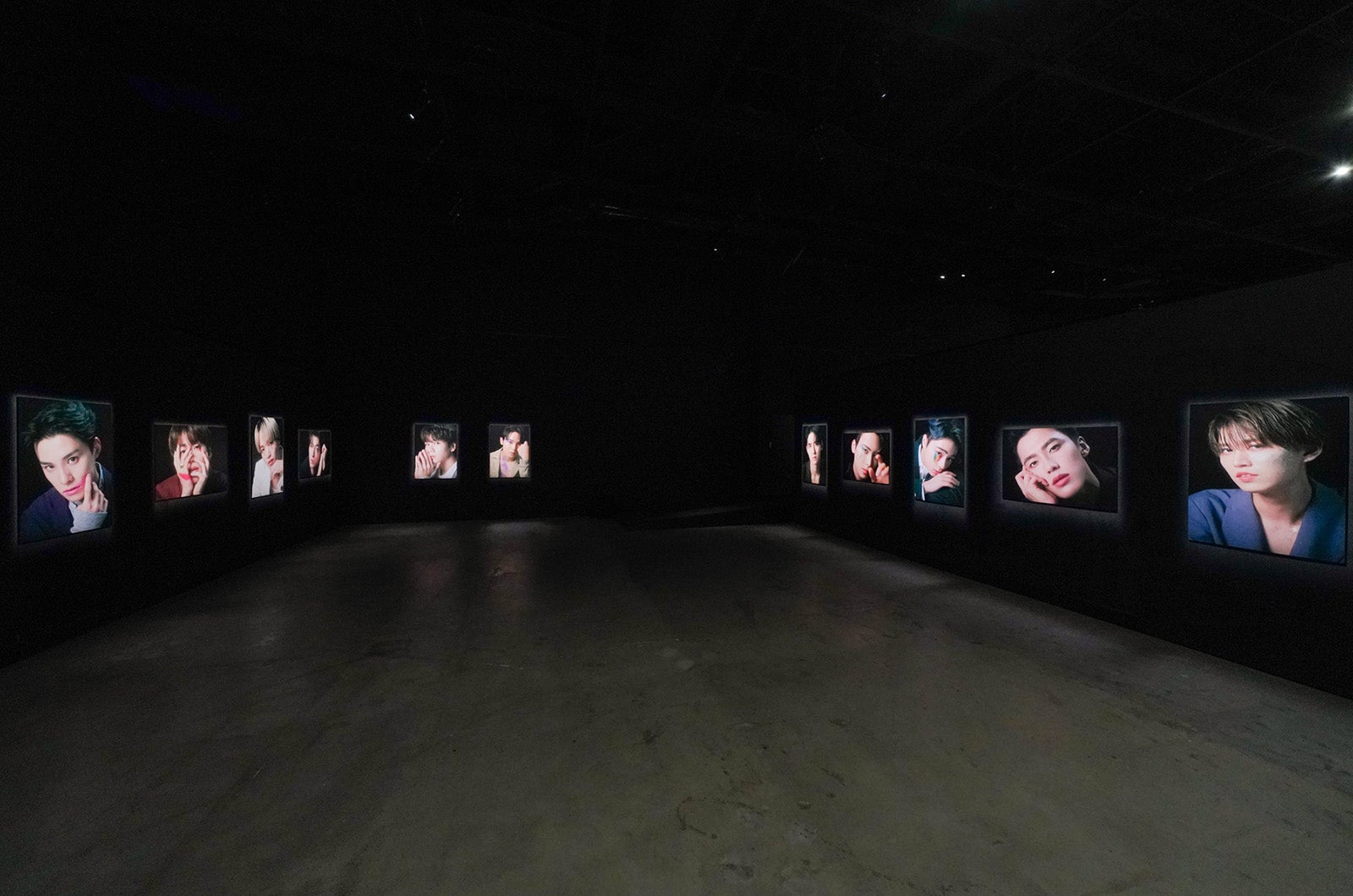 「JO1 EXHIBITION in Gallery AaMo」ARTエリア（C）LAPONE ENTERTAINMENT