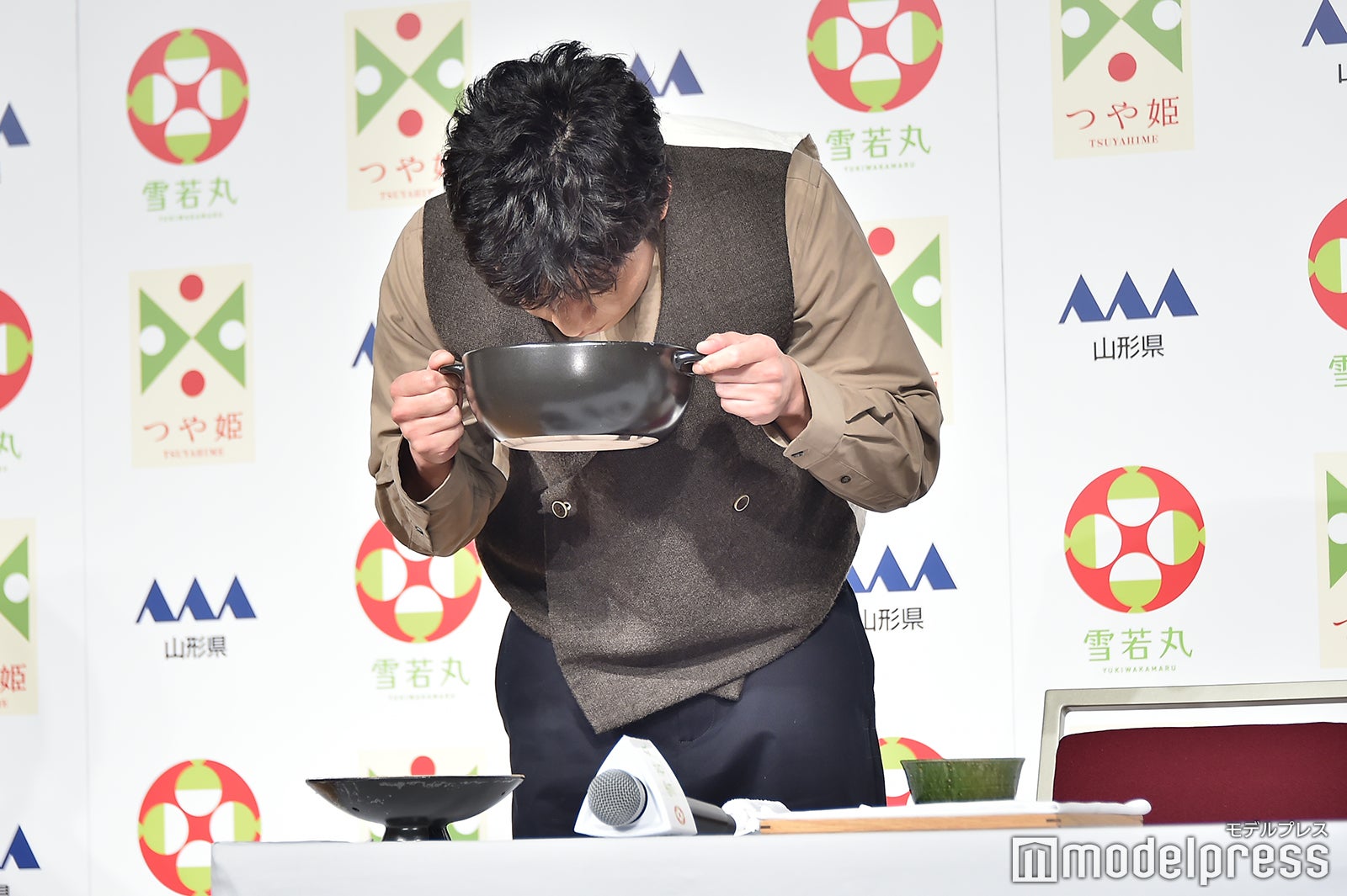 米の香りを楽しむ田中圭（C）モデルプレス