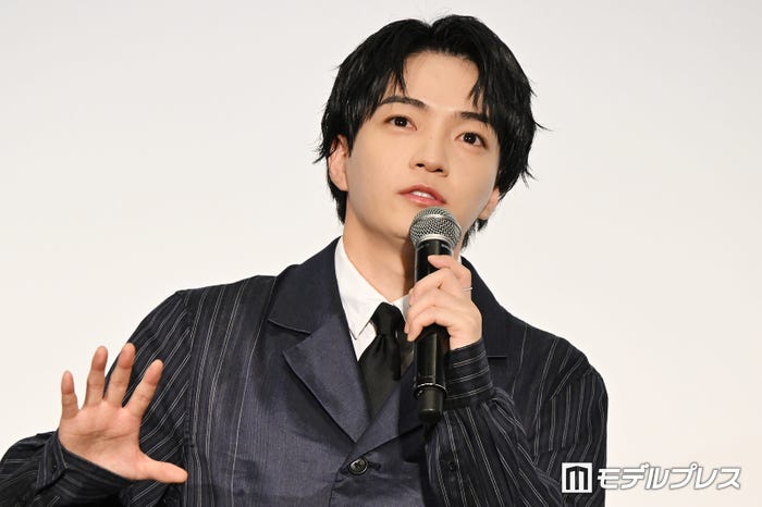 「朝になると浮腫む」「暴飲暴食しても大丈夫な体質になりたい」と切実に願うも泉谷星奈に笑われてしまった西畑大吾(C)モデルプレス