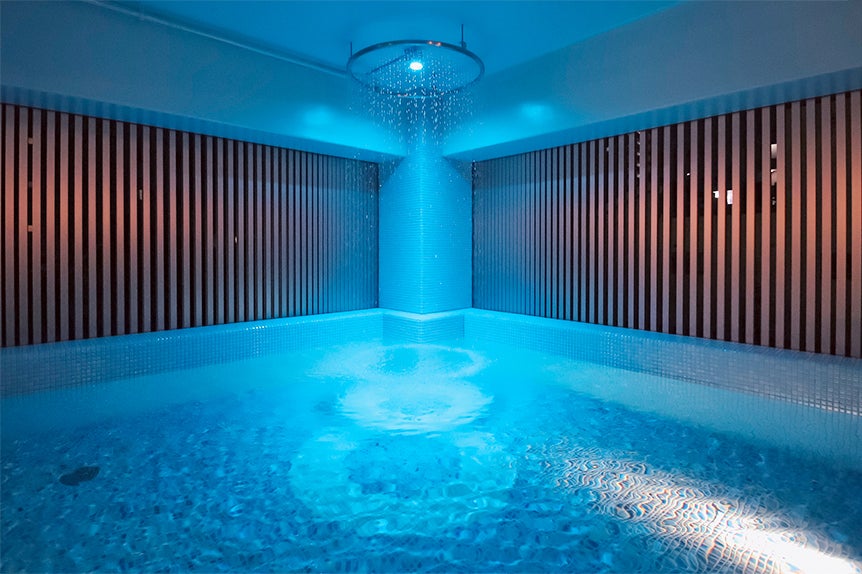 8WATER CAVE swim suits spa／画像提供：DDホールディングス