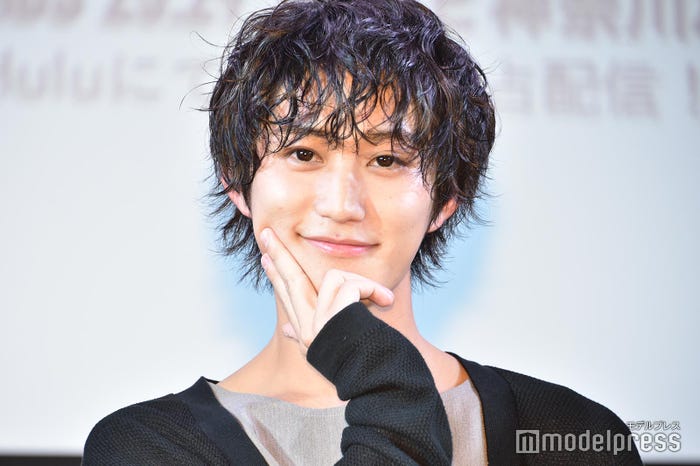 照れながらも新ポーズをアピールした橋本涼(C)モデルプレス(C)sora・白泉社(C)「墜落JKと廃人教師」製作委員会・MBS