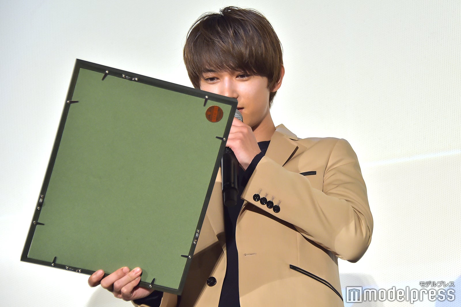 嬉しそうにイラストを眺める吉沢亮 （C）モデルプレス