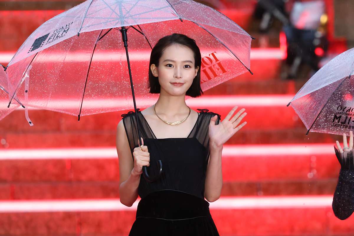 南沙良、美デコルテ映える黒ドレス姿でレカペ あいにくの雨も「すごく華やかで楽しかった」