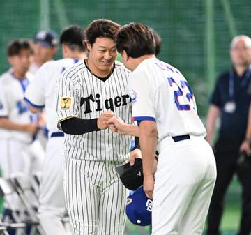 大山悠輔がめっちゃ笑顔！高橋遥人と肩を組んでニッコリ 阪神7選手＆藤川監督の記念写真でなぜか2人だけが別ポーズ