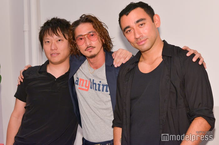 左から:和田直希社長、窪塚洋介、ニコラ・フォルミケッティ(C)モデルプレス