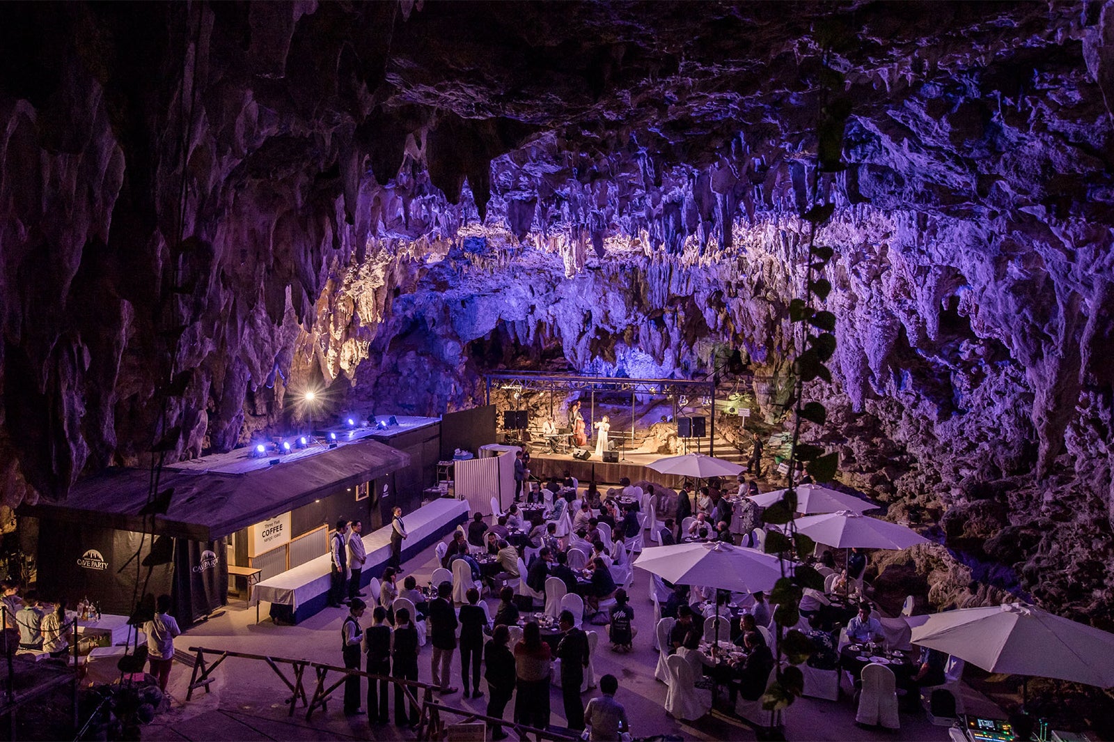 天然の鍾乳洞を利用したステージ※写真はイメージ／画像提供：南都
