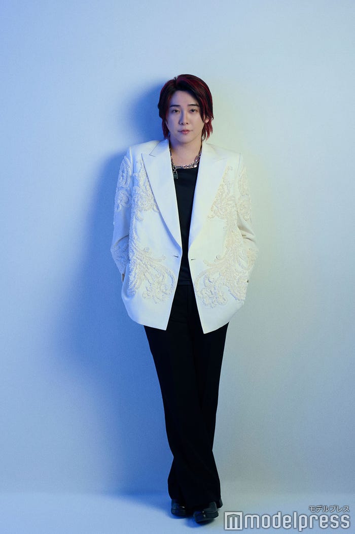 大森元貴/スタイリスト:伊達めぐみ(UM)、Megumi Date(UM)、衣装:TAAKK(ターク)/JOYEUX(ジョワイユ)、ヘア:福田雅彦(FUKUDA MASAHIKO)、メイク朴ミキ(PARK MIKI)(C)モデルプレス