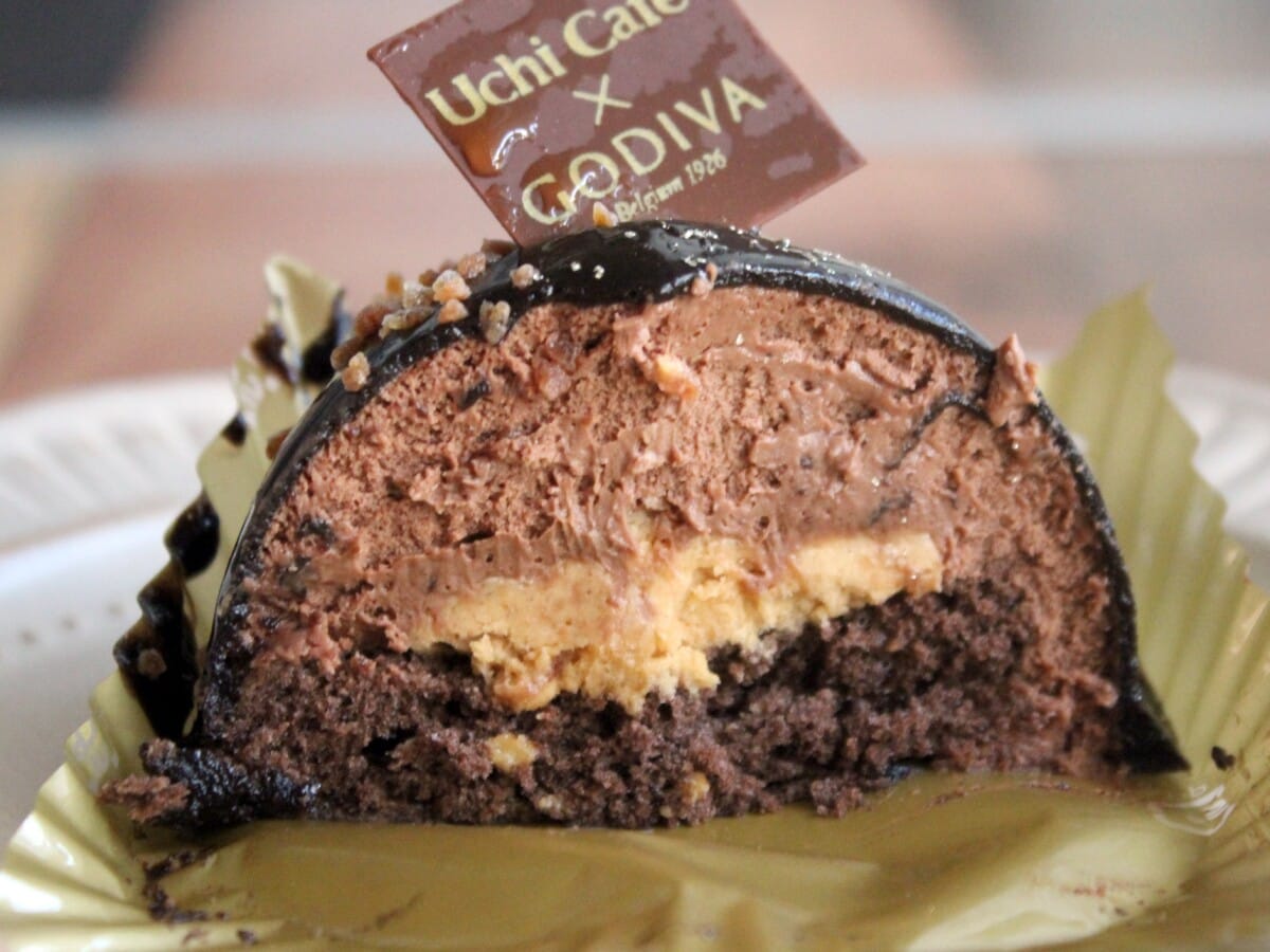 フィヤンティーヌ（薄く焼いたクレープ生地）とはまた違う、カリカリとした歯触り