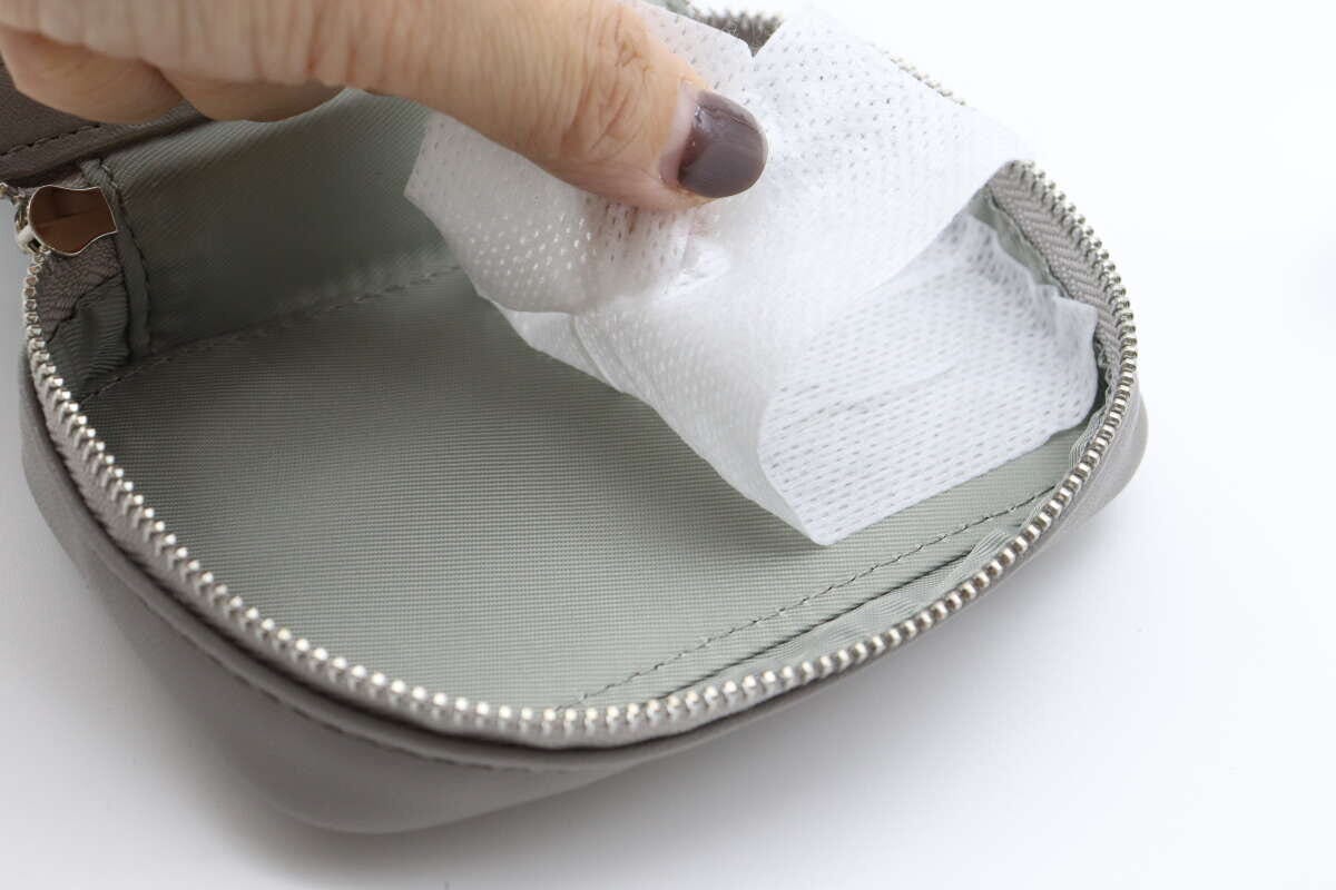 メイクポーチ汚れ防止シート　はがす