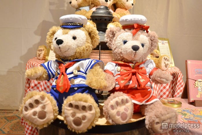 ダッフィーコスチュームセット(帽子&セーラーカラーシャツ)¥3800、ズボン¥1800、シェリーメイコスチュームセット(帽子&セーラーカラーシャツ)、スカート¥1800※ぬいぐるみ(S)は別売り