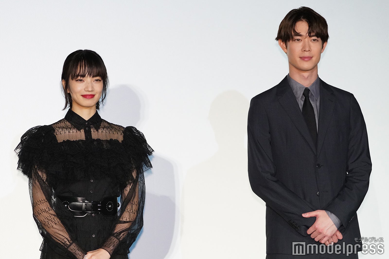 小松菜奈、宮沢氷魚（C）モデルプレス