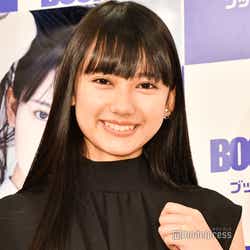 モデルプレス - 黒崎レイナ、初水着&ランジェリーは“くびれ”にこだわり 一糸まとわぬシーツカットも