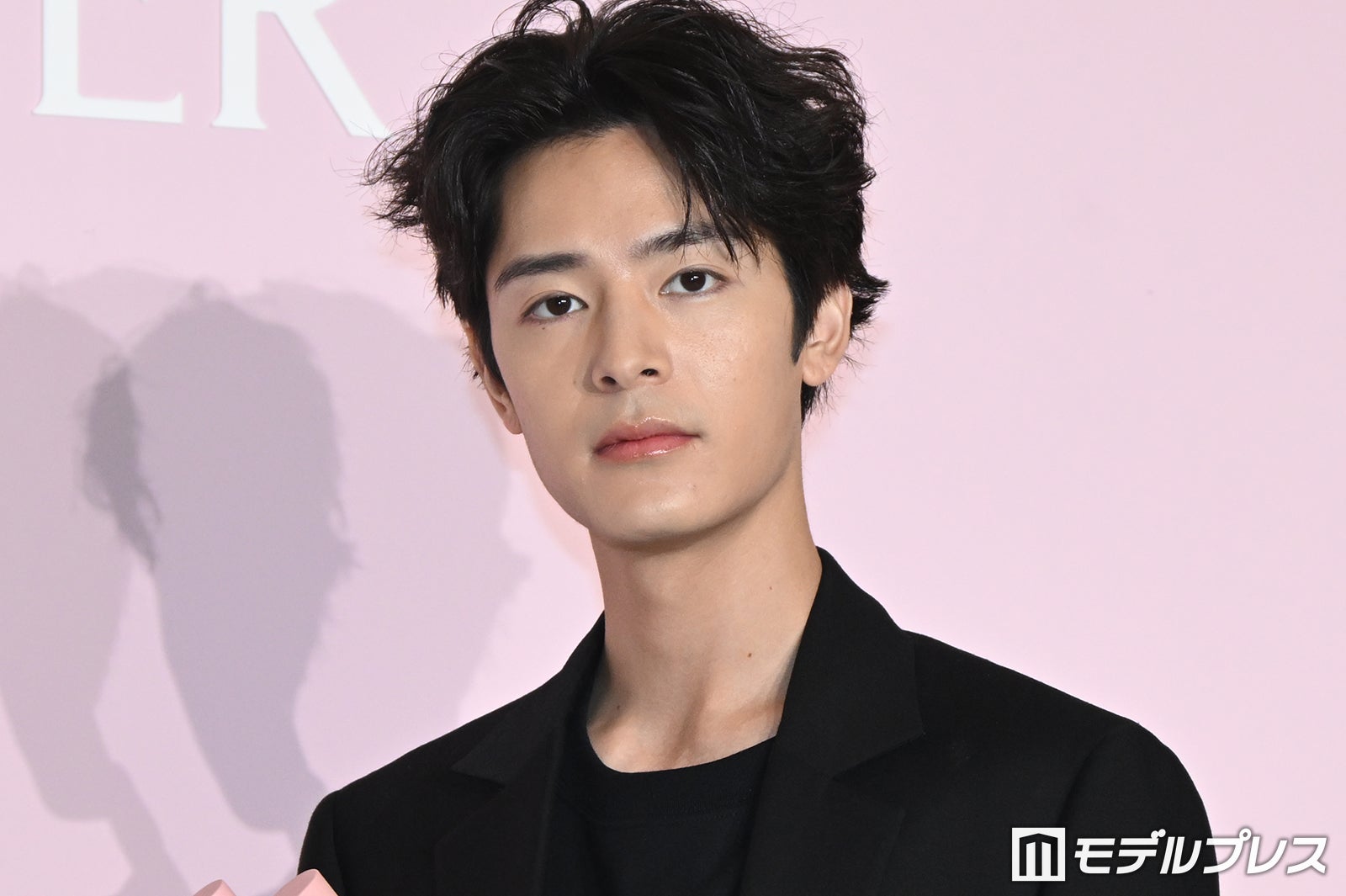 塩野瑛久、お風呂場・隙間の埃…新生活迎える人に実践的なアドバイス「本当に便利でおすすめ」【BURBERRY HER SAKURA JOURNEY】