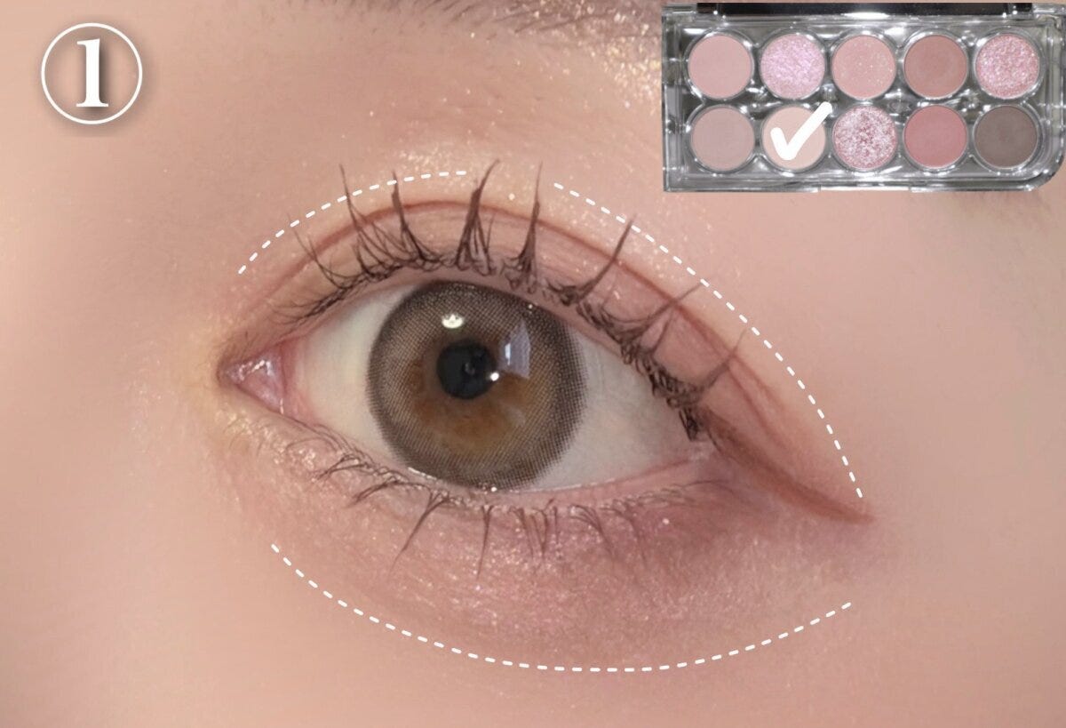 ベースをまぶた全体に塗る