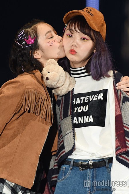 飯豊まりえ＆江野沢愛美、仲良し2ショットランウェイでキュートなキス披露＜TGC2015A／W＞