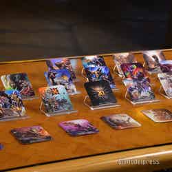 「モンスターハンター USJ 祭 “一狩りいこうぜ!”プレート」のみ、ランダムで20種からいずれかのコースターが付く(C)モデルプレス