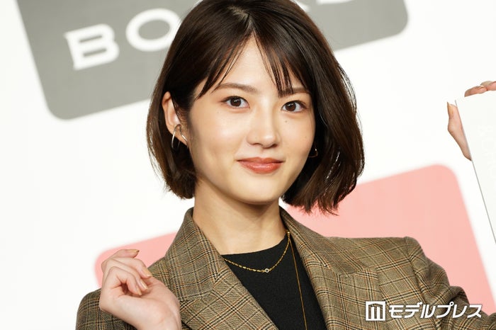 元乃木坂46若月佑美、ハイトーンヘアで雰囲気ガラリ 美脚際立つオフショットに「雰囲気全然違う」「髪型も衣装も似合いすぎ」の声