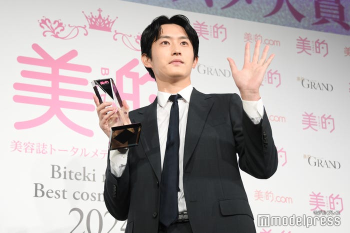 ムービーに向かって手を振る杉野遥亮(C)モデルプレス