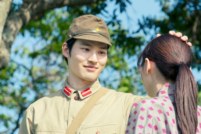 水上恒司、福原遥(C)2023「あの花が咲く丘で、君とまた出会えたら。」製作委員会