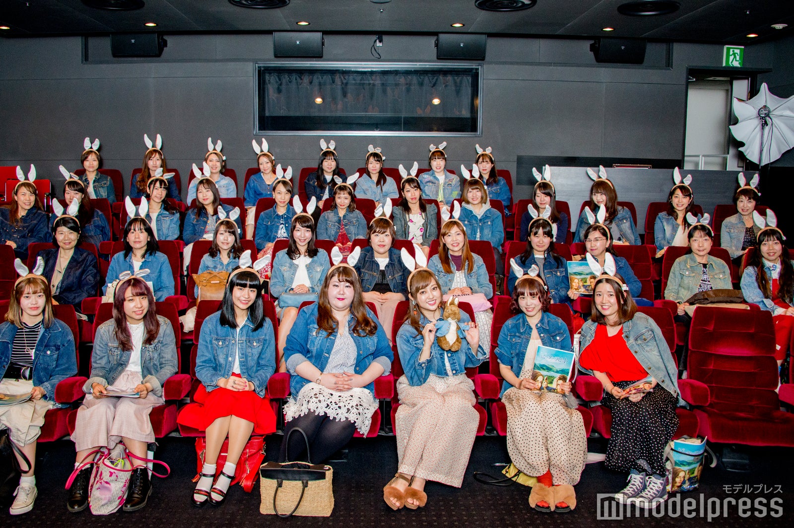 モデルプレス読者と記念撮影（C）モデルプレス